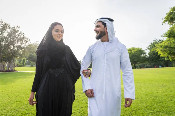 Família Feliz Oriente Médio Divertindo Parque Dubai Casal Celebrando Fim — Fotografia de Stock