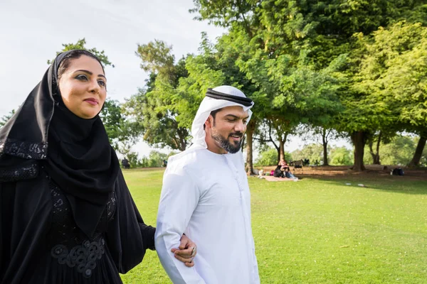 Família Feliz Oriente Médio Divertindo Parque Dubai Casal Celebrando Fim — Fotografia de Stock