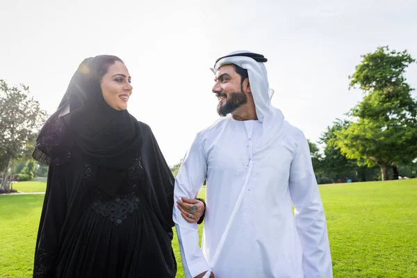 快乐的中东家庭在迪拜的一个公园里玩得很开心 一对夫妇在大自然中庆祝周末 — 图库照片
