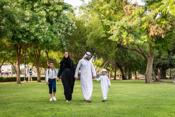 Щасливі Близькосхідні Сім Задоволенням Парку Дубаї Батьки Діти Святкування Вихідні — стокове фото