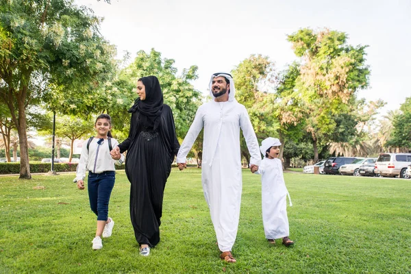 Keluarga Bahagia Dari Timur Tengah Bersenang Senang Sebuah Taman Dubai — Stok Foto