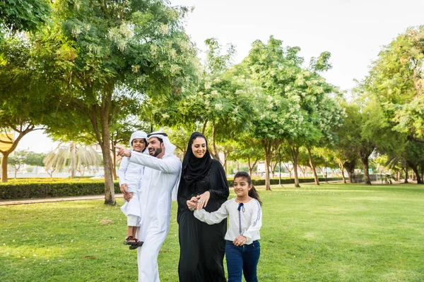 Familia Feliz Oriente Medio Divirtiéndose Parque Dubai Padres Hijos Celebrando —  Fotos de Stock