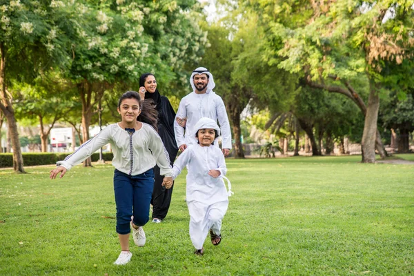 Familia Feliz Oriente Medio Divirtiéndose Parque Dubai Padres Hijos Celebrando —  Fotos de Stock