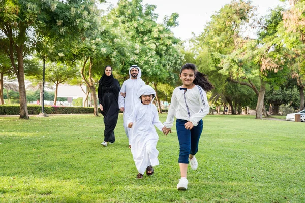 Familia Feliz Oriente Medio Divirtiéndose Parque Dubai Padres Hijos Celebrando —  Fotos de Stock