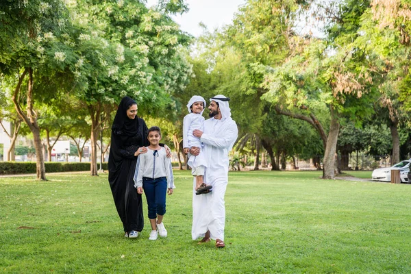 Щасливі Близькосхідні Сім Задоволенням Парку Дубаї Батьки Діти Святкування Вихідні — стокове фото