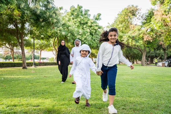 Família Feliz Oriente Médio Divertindo Parque Dubai Pais Crianças Comemorando — Fotografia de Stock