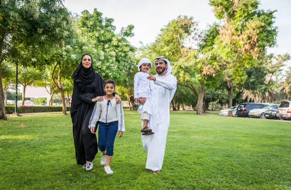 Keluarga Bahagia Dari Timur Tengah Bersenang Senang Sebuah Taman Dubai — Stok Foto