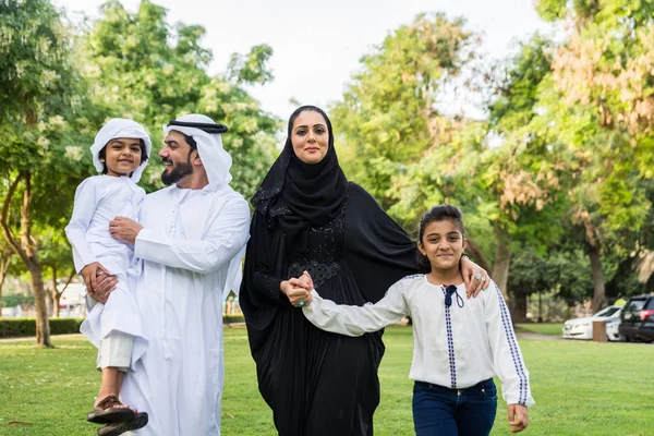 Familia Feliz Oriente Medio Divirtiéndose Parque Dubai Padres Hijos Celebrando —  Fotos de Stock