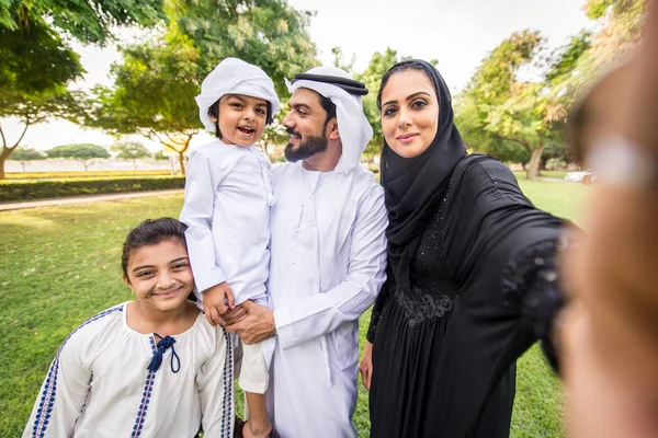 Buona Famiglia Mediorientale Che Diverte Parco Dubai Genitori Bambini Che — Foto Stock