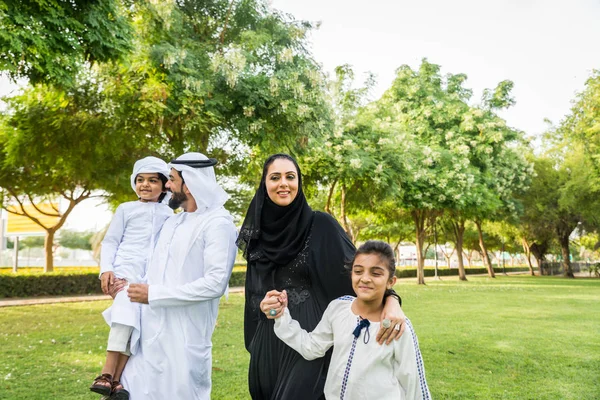 두바이 부모와 이들이 성격에 주말에 공원에 재미의 — 스톡 사진