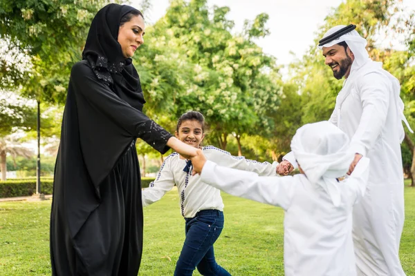 Keluarga Bahagia Dari Timur Tengah Bersenang Senang Sebuah Taman Dubai — Stok Foto