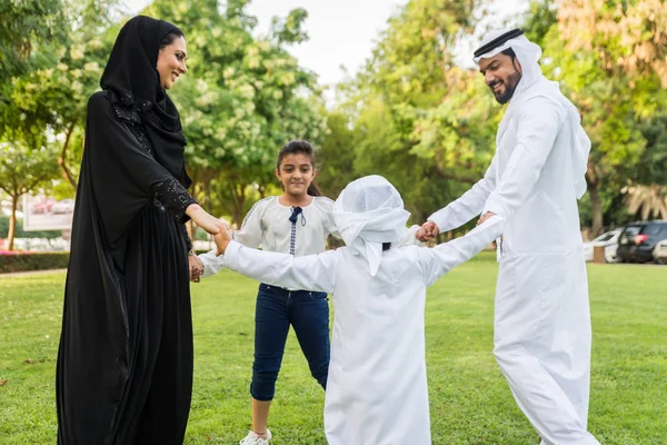 Keluarga Bahagia Dari Timur Tengah Bersenang Senang Sebuah Taman Dubai — Stok Foto