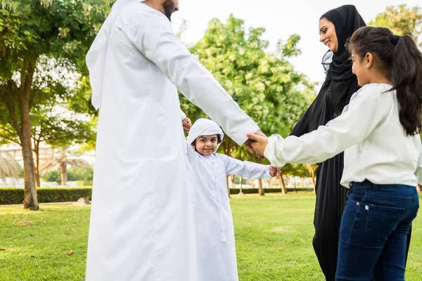 Família Feliz Oriente Médio Divertindo Parque Dubai Pais Crianças Comemorando — Fotografia de Stock