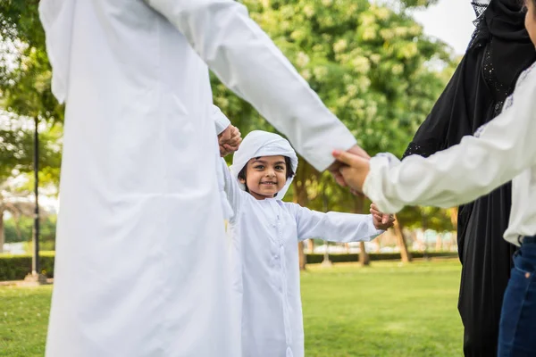 Família Feliz Oriente Médio Divertindo Parque Dubai Pais Crianças Comemorando — Fotografia de Stock