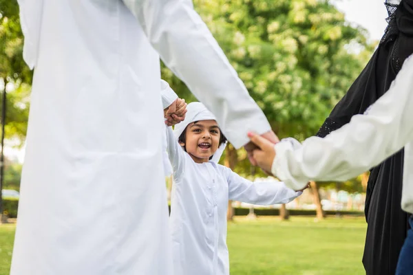 Familia Feliz Oriente Medio Divirtiéndose Parque Dubai Padres Hijos Celebrando — Foto de Stock