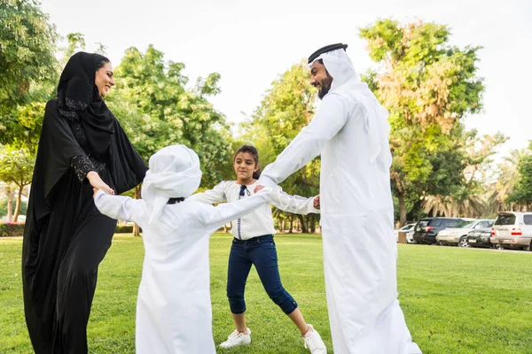 Keluarga Bahagia Dari Timur Tengah Bersenang Senang Sebuah Taman Dubai — Stok Foto