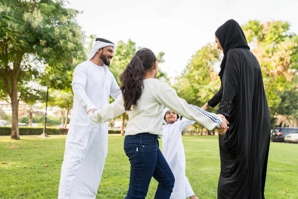 Glückliche Mittelöstliche Familie Beim Spaß Einem Park Dubai Eltern Und — Stockfoto