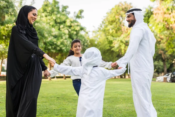 Keluarga Bahagia Dari Timur Tengah Bersenang Senang Sebuah Taman Dubai — Stok Foto