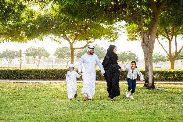 Familia Feliz Oriente Medio Divirtiéndose Parque Dubai Padres Hijos Celebrando —  Fotos de Stock