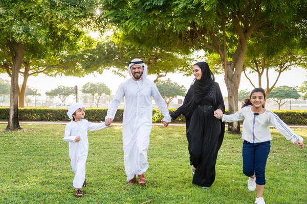 Glückliche Mittelöstliche Familie Beim Spaß Einem Park Dubai Eltern Und — Stockfoto