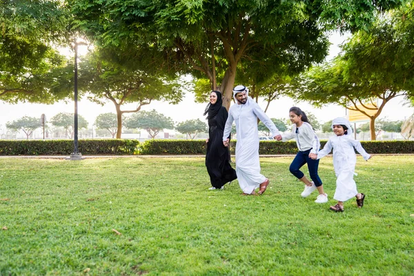 Familia Feliz Oriente Medio Divirtiéndose Parque Dubai Padres Hijos Celebrando —  Fotos de Stock