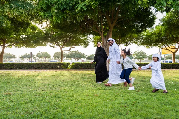 ドバイ 自然の中で週末を祝う親子で公園で楽しんで幸せな中東家族 — ストック写真