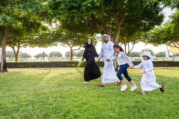 Familia Feliz Oriente Medio Divirtiéndose Parque Dubai Padres Hijos Celebrando —  Fotos de Stock