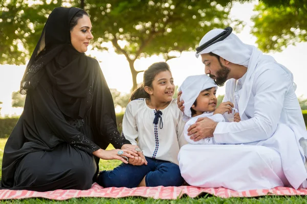 Keluarga Bahagia Dari Timur Tengah Bersenang Senang Sebuah Taman Dubai — Stok Foto