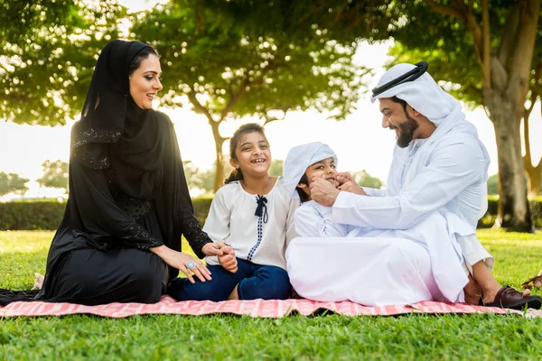 Keluarga Bahagia Dari Timur Tengah Bersenang Senang Sebuah Taman Dubai — Stok Foto