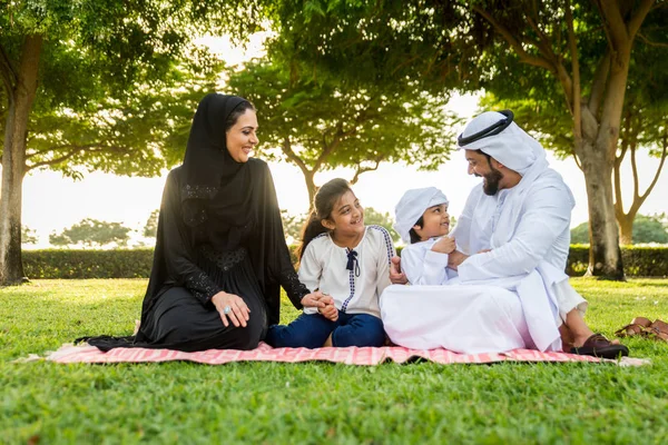 ドバイ 自然の中で週末を祝う親子で公園で楽しんで幸せな中東家族 — ストック写真