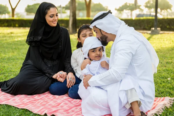 Keluarga Bahagia Dari Timur Tengah Bersenang Senang Sebuah Taman Dubai — Stok Foto