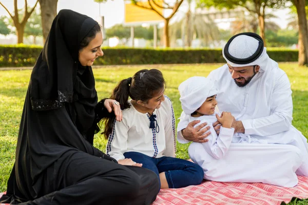Buona Famiglia Mediorientale Che Diverte Parco Dubai Genitori Bambini Che — Foto Stock