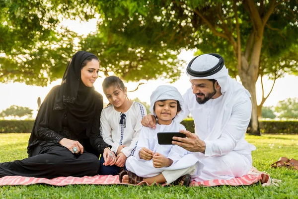 Família Feliz Oriente Médio Divertindo Parque Dubai Pais Crianças Comemorando — Fotografia de Stock