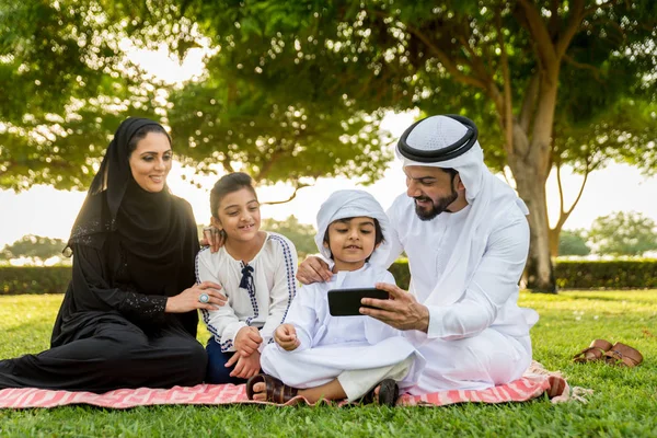 Familia Feliz Oriente Medio Divirtiéndose Parque Dubai Padres Hijos Celebrando — Foto de Stock