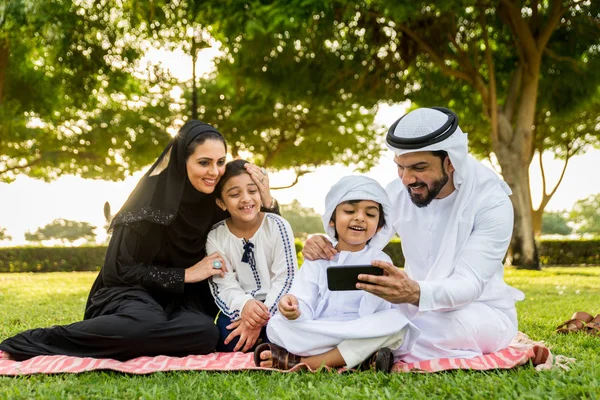 Familia Feliz Oriente Medio Divirtiéndose Parque Dubai Padres Hijos Celebrando —  Fotos de Stock