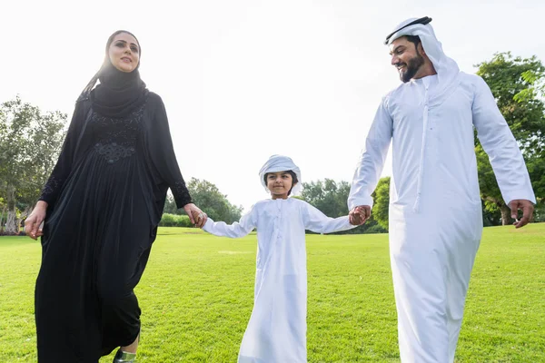 快乐的中东家庭在迪拜的一个公园里玩得很开心 父母和孩子们在大自然中庆祝周末 — 图库照片