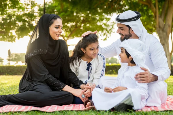 Keluarga Bahagia Dari Timur Tengah Bersenang Senang Sebuah Taman Dubai — Stok Foto