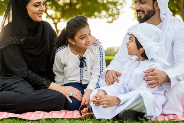 Familia Feliz Oriente Medio Divirtiéndose Parque Dubai Padres Hijos Celebrando —  Fotos de Stock