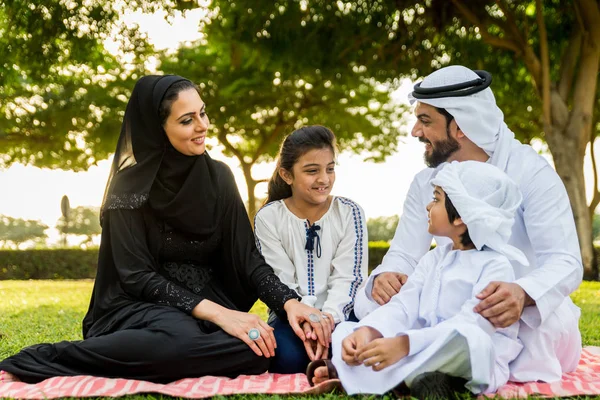 Keluarga Bahagia Dari Timur Tengah Bersenang Senang Sebuah Taman Dubai — Stok Foto