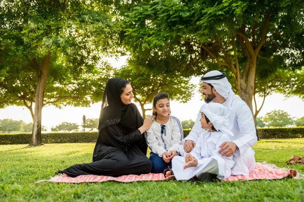 Familia Feliz Oriente Medio Divirtiéndose Parque Dubai Padres Hijos Celebrando —  Fotos de Stock