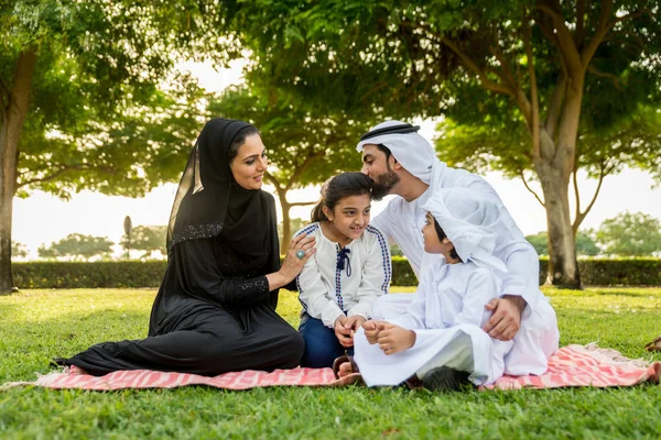 Familia Feliz Oriente Medio Divirtiéndose Parque Dubai Padres Hijos Celebrando — Foto de Stock