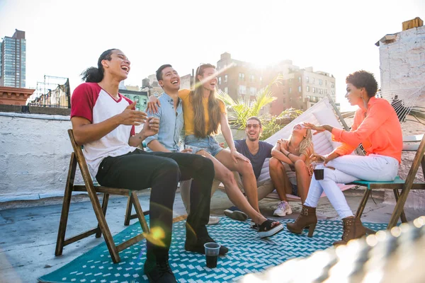 Jeunes Gens Heureux Avoir Dîner Barbecue Sur Toit New York — Photo