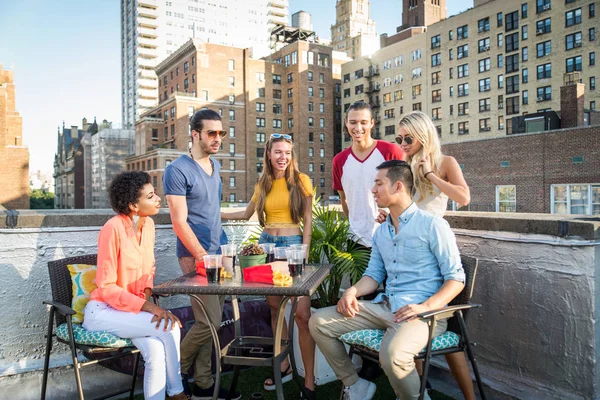 Jovens Felizes Tendo Jantar Churrasco Telhado Nova York Grupo Amigos — Fotografia de Stock