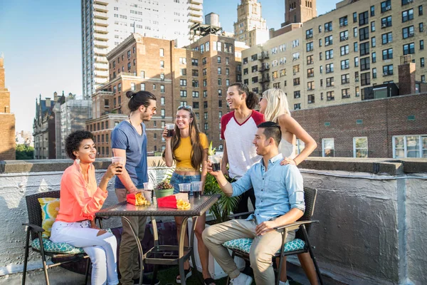 Jovens Felizes Tendo Jantar Churrasco Telhado Nova York Grupo Amigos — Fotografia de Stock