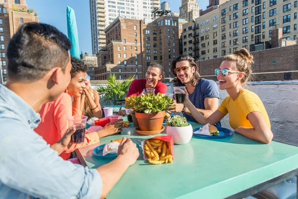 Jóvenes Felices Cenando Una Barbacoa Una Azotea Nueva York Grupo — Foto de Stock