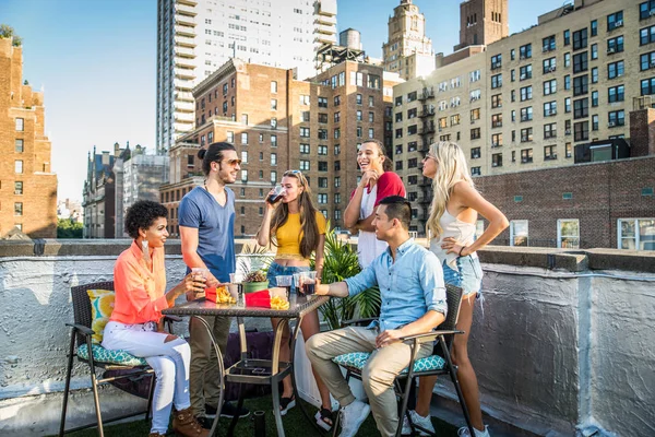 Молодий Щасливі Люди Мають Вечерю Барбекю Даху Нью Йорку Групою — стокове фото