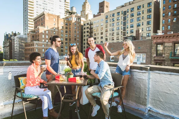 Jóvenes Felices Cenando Una Barbacoa Una Azotea Nueva York Grupo —  Fotos de Stock
