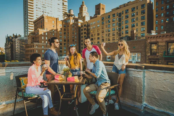 Giovani Felici Che Fanno Una Cena Barbecue Tetto New York — Foto Stock