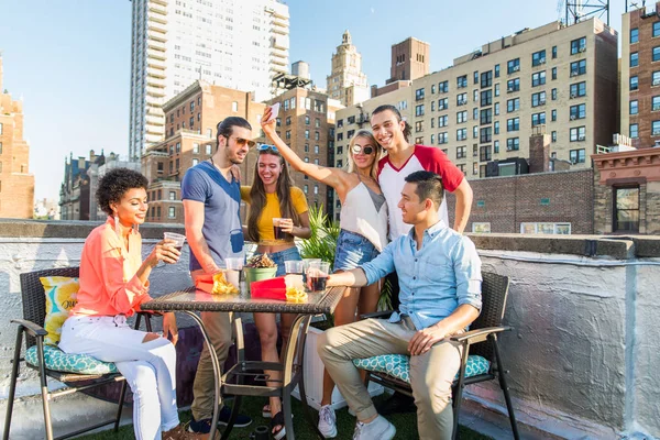 Jovens Felizes Tendo Jantar Churrasco Telhado Nova York Grupo Amigos — Fotografia de Stock