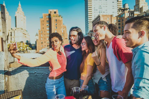 Jeunes Gens Heureux Avoir Dîner Barbecue Sur Toit New York — Photo